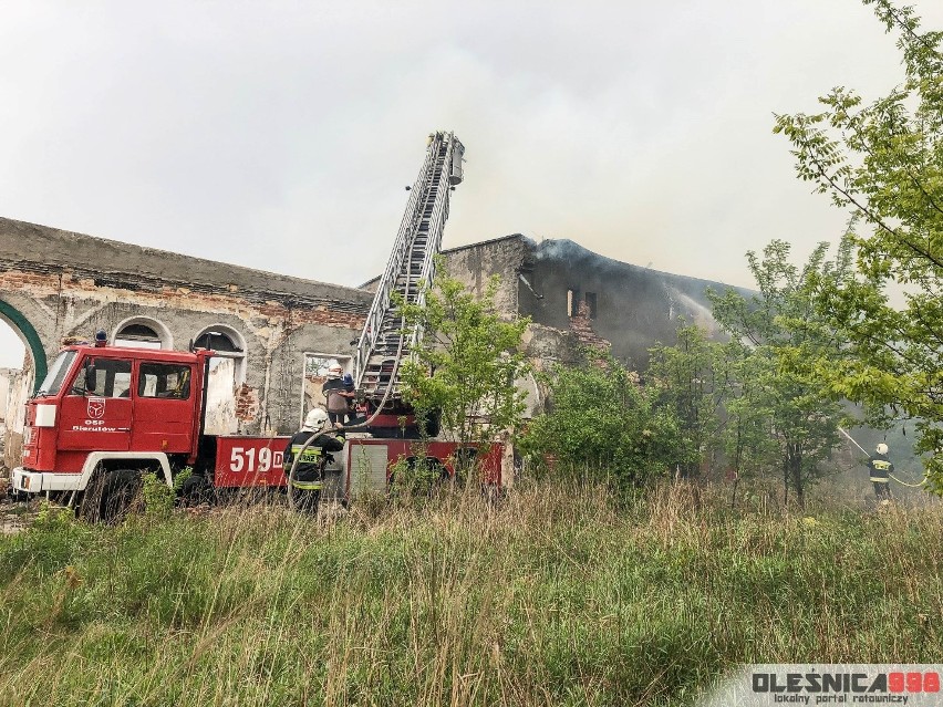 Kolejny duży pożar starej fabryki pod Wrocławiem. 21 zastępów w akcji 