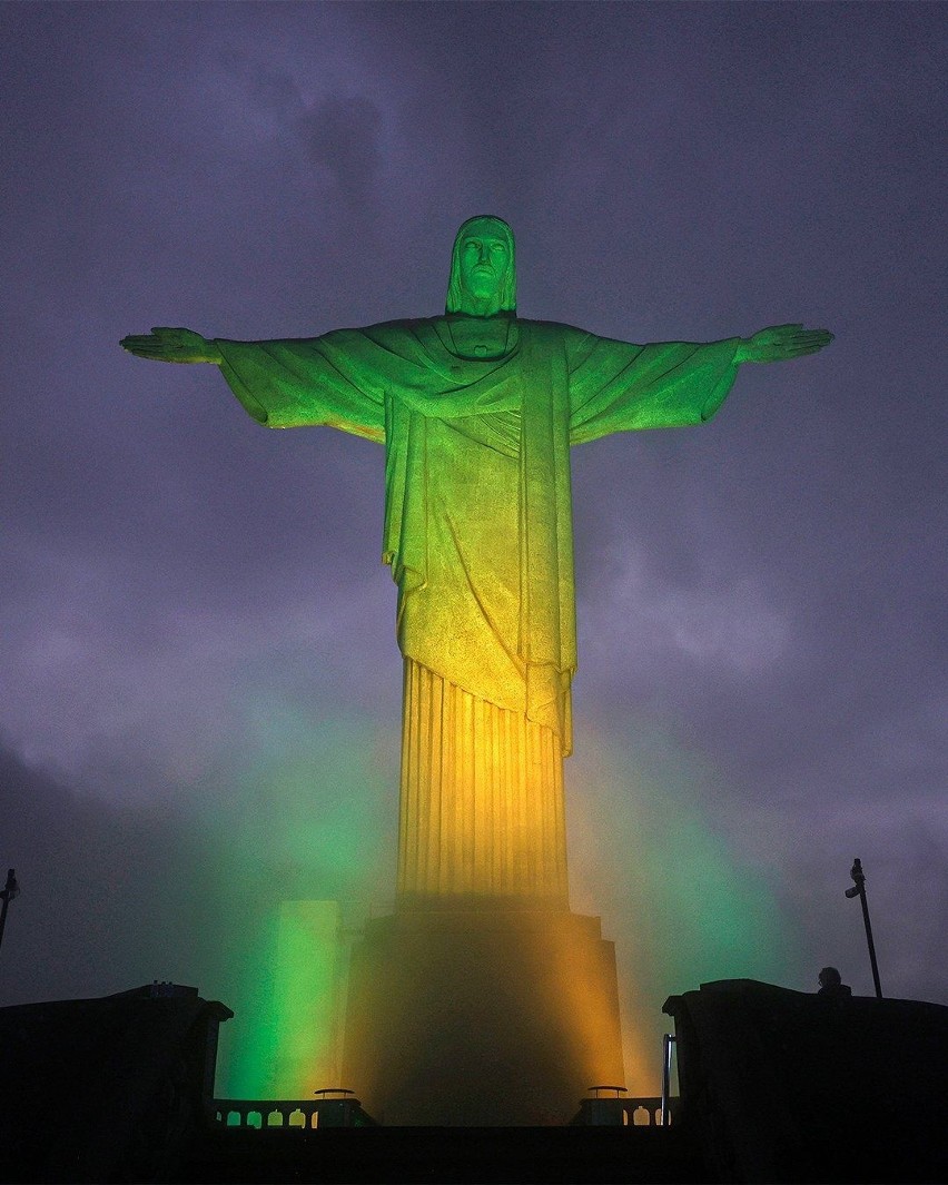 Pomnik Chrystusa w Rio de Janeiro został podświetlony w...