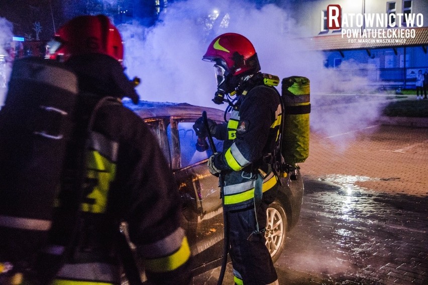 Ełk: Pożar samochodu osobowego na osiedlu. Auto spłonęło doszczętnie. Strażacy uratowali samochód zaparkowany obok pożaru (zdjęcia)
