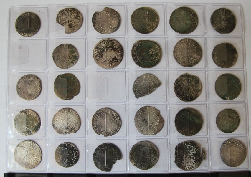 Kolekcja monet zabezpieczona przez policjantów z Krapkowic.