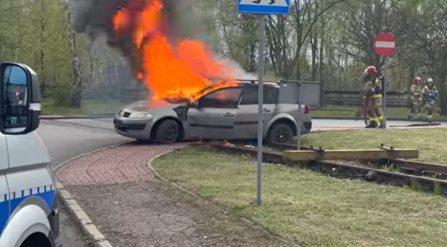 Dramatyczne sceny na przejeździe kolejowym. Osobówka zderzyła się z pociągiem