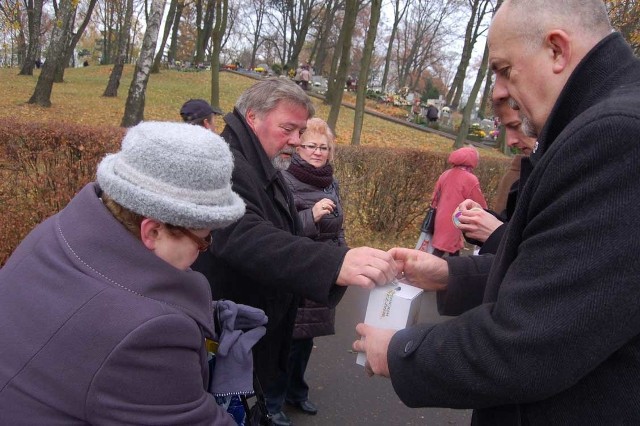 W tym roku także poseł Wiesław Suchowiejko będzie kwestował na cmentarzu w Szczecinku.