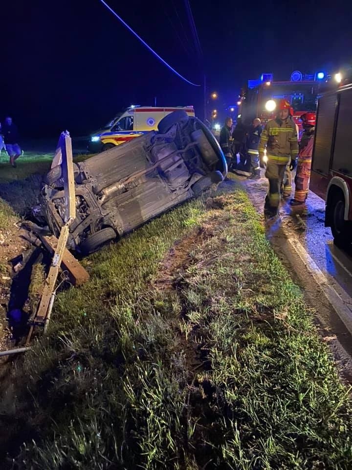 Wypadek w Broku, 25.07.2021. Kierująca straciła panowanie nad kierownicą, auto uderzyło w latarnię