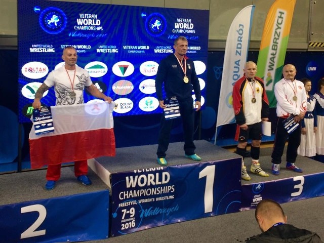 Lech Szcześniak z Piasta Słupsk wywalczył srebrny medal mistrzostw świata weteranów w zapasach w stylu wolnym. Zmagania odbyły się w Wałbrzychu.