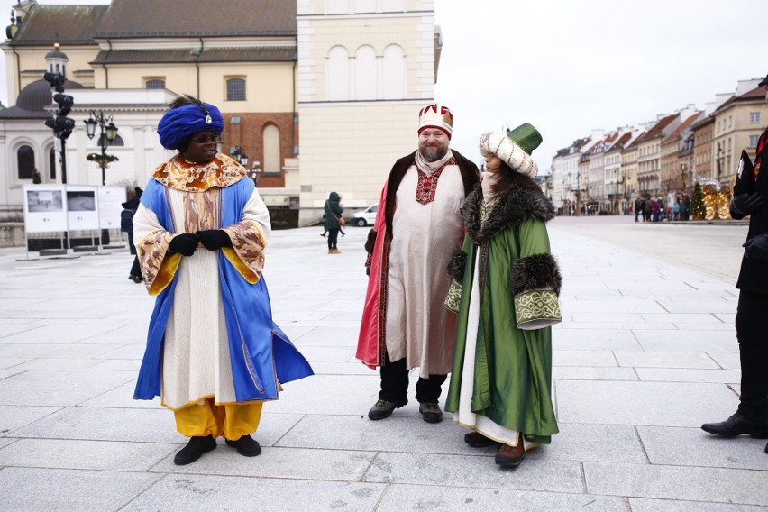 Orszak Trzech Króli 2022. Warszawa: Barwna procesja na ulicach stolicy [ZDJĘCIA]