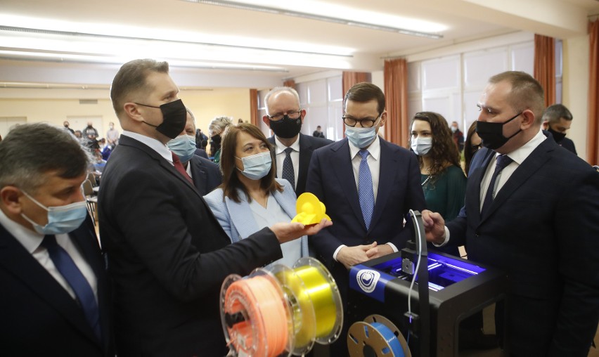Premier Mateusz Morawiecki z Przemysławem Czarnkiem odwiedzili zespół szkół w Nowej Sarzynie