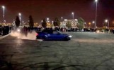 "Illegal Night" znów we Wrocławiu. Fani motoryzacji spotkali się na parkingu pod Auchan, interweniowała policja. Co takiego robili?