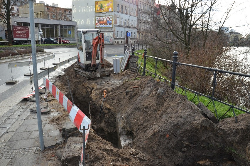 Wrocław: Wykopki pod Hiltonem. Utrudnienia dla pieszych (ZDJĘCIA)