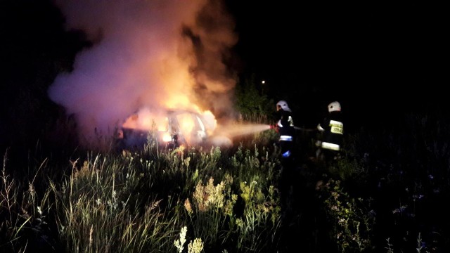 W czwartek, 19 lipca przed północą strażacy z OSP Cybinka odebrali zgłoszenie o pożarze, który zauważony został na terenie nieużytków przylegających do ulicy Leśnej w Cybince. Na udał się jeden zastęp. Po przybyciu na miejsce okazało się, że pali się wrak pojazdu osobowego, od którego zajęły się również trawy. Strażacy zaczęli gasić płonący samochód. W międzyczasie przybył również zastęp z OSP Białków. Przyczyną pożaru było najprawdopodobniej podpalenie.Zdjęcia z akcji gaśniczej publikujemy dzięki uprzejmości strażaków z OSP Cybinka. Zobacz też wideo: Karambol na drodze S3. Zderzyły się cztery samochody, dwie osoby w szpitalu. W kraksie uczestniczyła cysterna