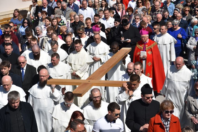 Droga Krzyżowa na Jasnej Górze w piątek 19 kwietnia 2019. Poprowadził ją arcybiskup Wacław Depo.