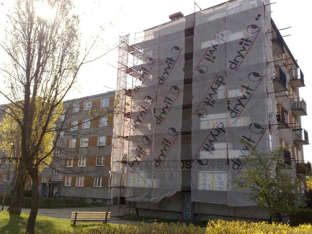 Na zdjęciu rusztowania przy ul. Jagoszewskiego.
