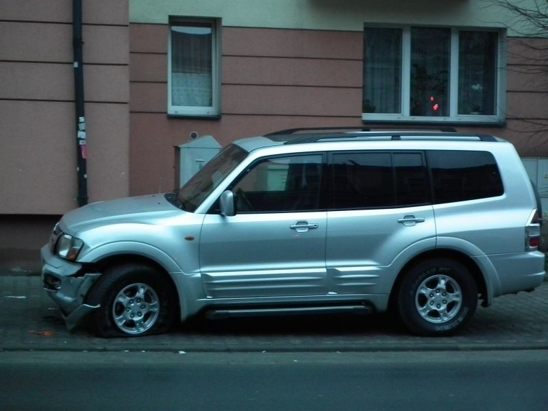 Z volkswagenem zderzyło się mitsubishi pajero.