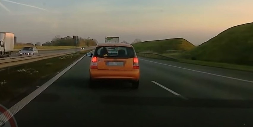 Sytuacja nagrana przez kamerę samochodową na autostradzie A4...