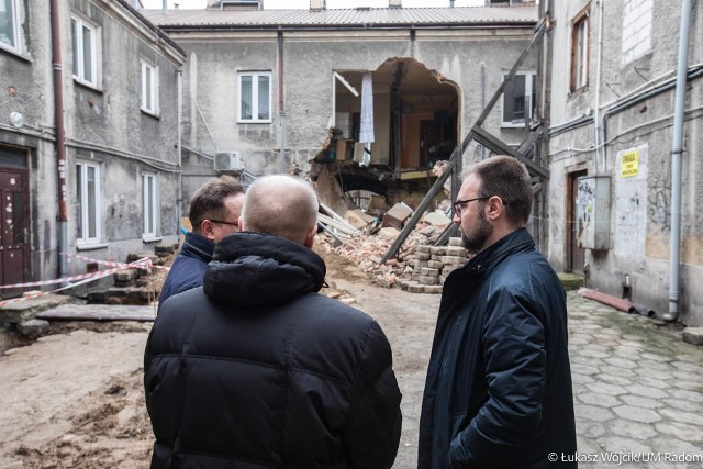 Pierwsze rodziny z zawalonej kamienicy przy ulicy 25 czerwca dostaną propozycje innych mieszkań od Miejskiego Zarządu Lokalami.