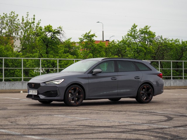 CUPRA Leon ST wygląda bardzo dobrze, napęd 2.0 TSI o mocy 190 KM jest sprawny, może być oszczędny, nie brakuje mu dynamiki, ale nie mogę pozbyć się wrażenia, że nie pasuje do charakteru marki. Spalanie nie jest zaskakująco niskie, dynamika zaskakująco dobra – ot nie wyróżnia się na żadnym polu. Więcej oszczędności znajdę w wersji 1.5 eTSI o mocy 150 KM (przy akceptowalnym ubytku dynamiki), albo w odmianie 2.0 TDI o mocy 150 KM (również z napędem 4Drive). Trzeba jednak przyznać, że dodanie „zwykłych” wersji silnikowych sprawiło, że CUPRA staje się o wiele ciekawszą marką i wychodzi naprzeciw potrzebom większej grupy kierowców. Czy to początek końca Seat-a? A może Hiszpanie trzymają w rękawie jakiegoś asa?