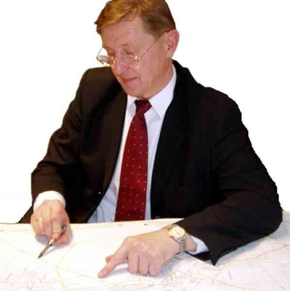 Wiceprezydent Franciszek Zaborowski nad mapą z planami budowy drogi przez hutę.