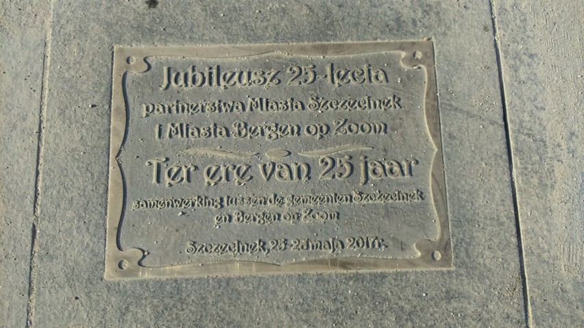 Tablica na placu przed ratuszem w Szczecinku
