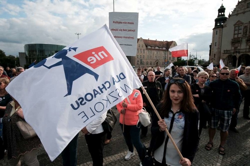 Protest rodziców na placu Mickiewicza