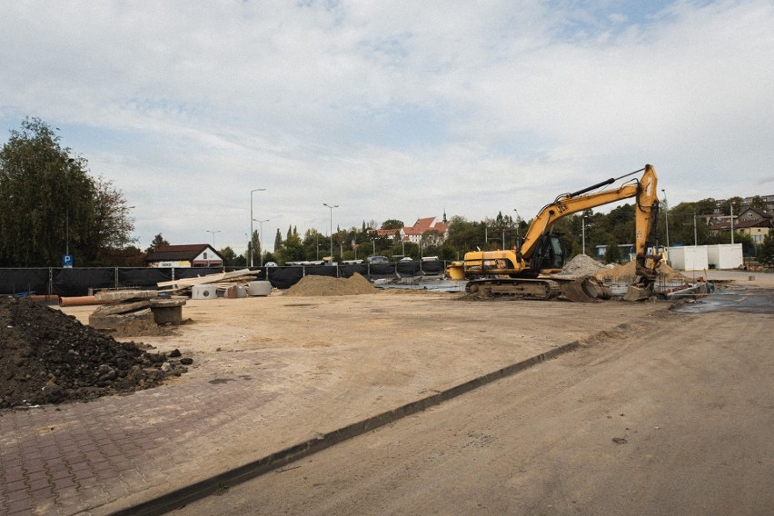 Wieliczka. Trwa budowa dworca autobusowego. Wciąż trwają negocjacje z konserwatorem zabytków [ZDJĘCIA]