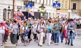 Pielgrzymi wyruszyli na Jasną Górę. "4 lata temu modliliśmy się o dziecko, dziś jest tu z nami"