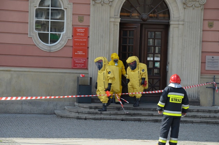 Wrocław: Tajemnicza koperta w urzędzie miejskim przy pl. Nowy Targ (FILM, ZDJĘCIA)