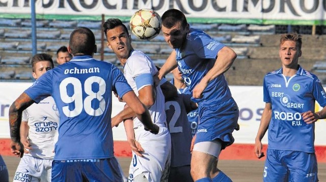 Strzelec zwycięskiego gola dla Unii Łukasz Popiela (w środku) w walce o piłkę z zawodnikami Hutnika