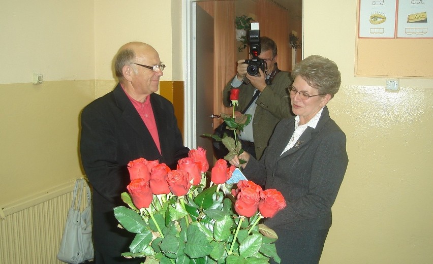 Elżbieta Nowakowska otrzymała od Henryka Bendarczyka kwiatka...