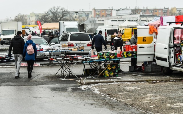 W pierwszą, poświąteczną niedzielę (3 stycznia) 2021 roku ruch na giełdzie przy ul. Glinki w Bydgoszczy był niewielki. Zapewne sprzedający, jak i kupujących pojawi się więcej w kolejne niedziele