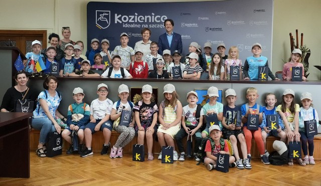 Dzieci uczestniczące w półkoloniach podstawówki numer 3 w Kozienicach odwiedziły Urząd Miejski i spotkały się z burmistrzem.
