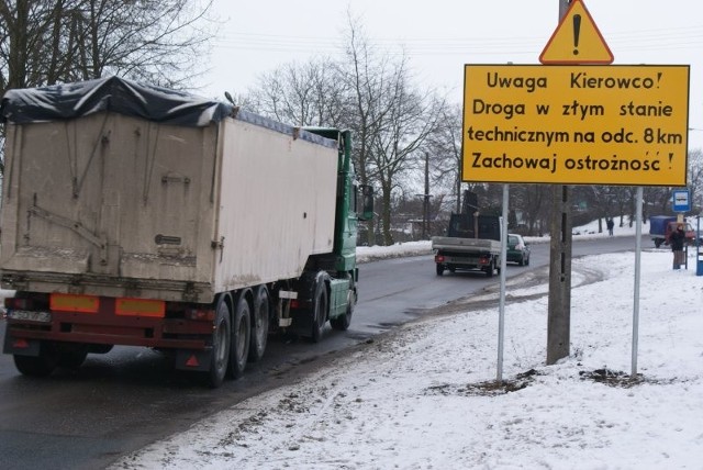 Kilka dni temu drogowcy postawili tę tablicę ostrzegawczą. Wcześniej ostrożność należało zachować na 3-kilometrowym odcinku. Teraz już na 8-kilometrowym.