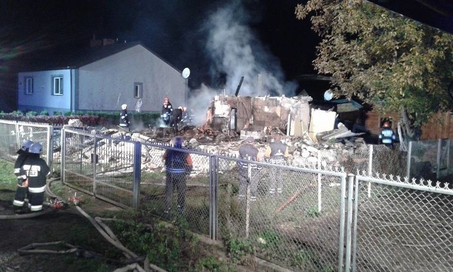 Wybuch i pożar w miejscowości Kowala-Stępocina. Nie żyje mężczyzna znaleziony w zgliszczach.