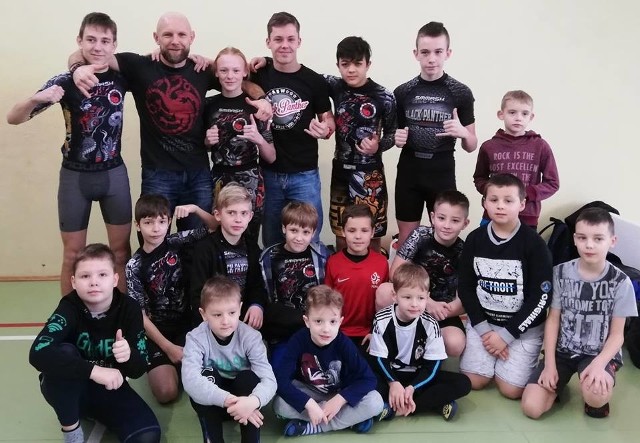 Wielgie (powiat lipnowski) było gospodarzem inauguracji sezonu 2019 Dziecięcej Ligi Grapplingowej (połączenie zapasów, judo oraz brazylijskiego jiu-jitsu). Bardzo dobrze wypadli młodzi zawodnicy Akademii Sztuk Walki Black Panther Bydgoszcz. Trener  Krzysztof Brzozowski posłał w bój aż 16 podopiecznych, z czego połowa debiutowała w zawodach (najmłodsi mieli zaledwie 6 lat!). Młode Pantery aż 13 razy stawały na podium, zajmując 3. miejsce w rywalizacji drużynowej (na 12 zespołów).Złote medale: Mateusz Kozik, Daria Brzozowska, Kamil Tabaczyński, Antoni Prętki, Karim Bennour, Mateusz Melech; srebrne: Rafał Kwaśniewski, Szymon Gapski, Stanisław Knopik; brązowe: Jakub Krajewski, Natan Janowicz, Mikołaj Sikorski, Dawid Siuda.Tym razem na podium nie udało się stanąć Antoniemu Gapskiemu, Oliwierowi Kuczyńskiemu i kontuzjowanemu Radosławowi Pietrzakowi.ZOBACZ ZDJĘCIA Z IMPREZY >>> 