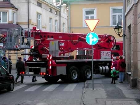 Wóz strażacki z dużą ostrożnością przeciskał się przez wąskie uliczki między zaparkowanymi samochodami.