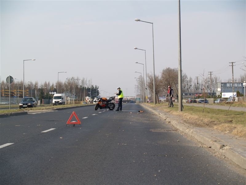 Motocyklista, próbując ratować się przed zderzeniem z...