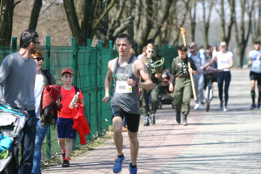 Biegli w niedzielę nad Zalewem Zemborzyckiem. To ostatni bieg z cyklu "Cztery Dychy do Maratonu" [DUŻO ZDJĘĆ]