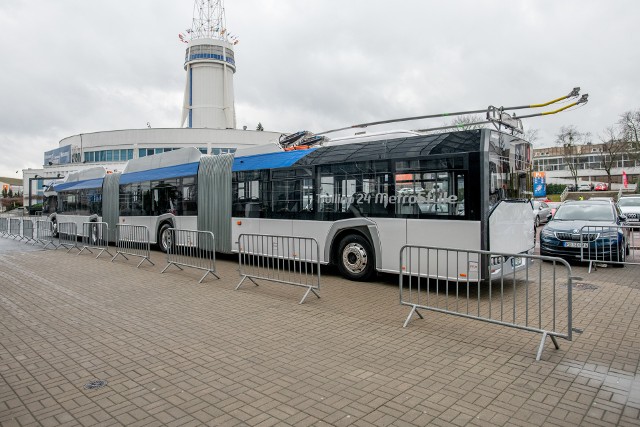 Trolejbus Trollino 24 MetroStyle ma aż 24 metry długości i póki co jest najdłuższym pojazdem w ofercie Solarisa. Od wtorku, 25 lutego można go obejrzeć na Międzynarodowych Targach Poznańskich w ramach Arena Design 2020.Kolejne zdjęcie --->