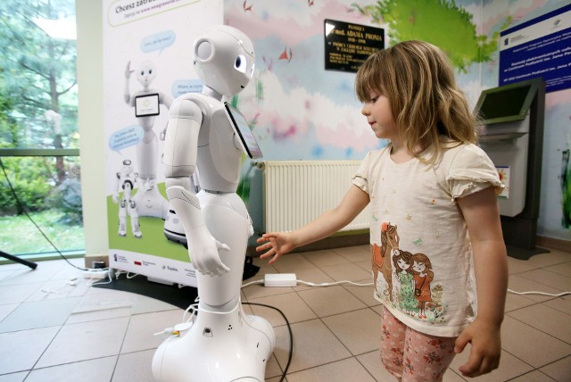 Sosnowiec. Sześć sympatycznych robotów rozpoczęło pracę w Centrum Pediatrii. Opowiadają dowcipy, robią przysiady, mierzą temperaturę.Zobacz kolejne zdjęcia. Przesuwaj zdjęcia w prawo - naciśnij strzałkę lub przycisk NASTĘPNE