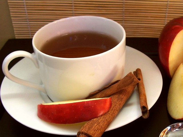 Dobrym sposobem na rozgrzanie organizmu w chłodne dni jest zimowa herbata. Możemy dodać do niej także troszeczkę cynamonu.