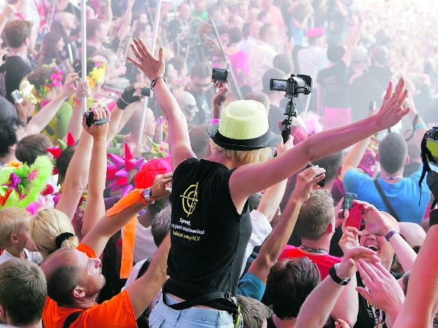 Na Przystanek Woodstock do Kostrzyna nad Odrą przyjeżdża co roku około pół miliona ludzi. Ten potencjał dostrzegają sponsorzy imprezy. To przede wszystkim z ich pieniędzy jest ona organizowana.
