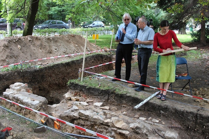 Chrzanów. Archeolodzy blisko przełomowego odkrycia, odkopano mur. To fragment dawnego zamku? 