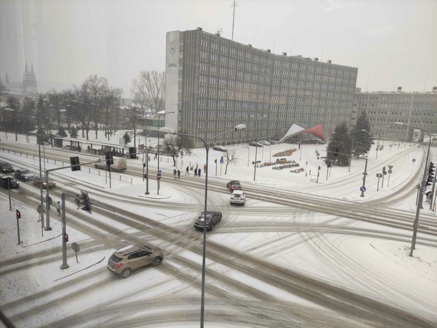 Atak zimy w Świętokrzyskiem. Śnieżyca i trudne warunki na drogach