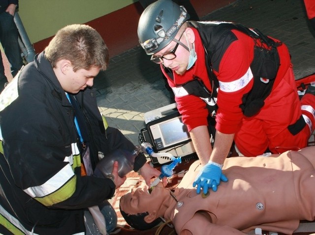 Masaż serca w wykonaniu uczestników manewrów ratowniczych Medline 2012 w Międzyrzeczu.
