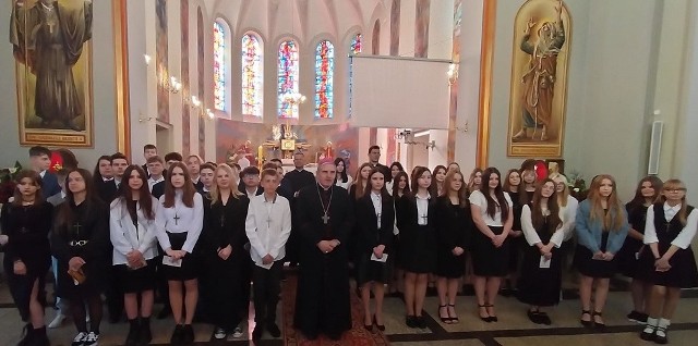 47 młodych mieszkańców Parafii pw. św. A. Boboli i św. A. Pustelnika w Dwikozach  przyjęło z rąk biskupa Krzysztofa Nitkiewicza sakrament dojrzałości chrześcijańskiej.