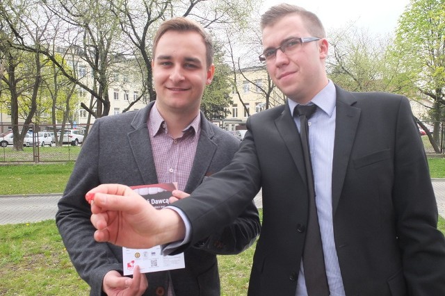 Patryk Niedworok, student z Politechniki Opolskiej i Tomasz Matusz z PMWSZ w Opolu, ambasador kampanii zachęcają do udziału w akcji rejestracji dawców.