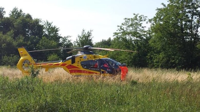Wypadek w Kroczycach: Poszkodowany 40-latek został przetransportowany śmigłowcem LPR do szpitala.