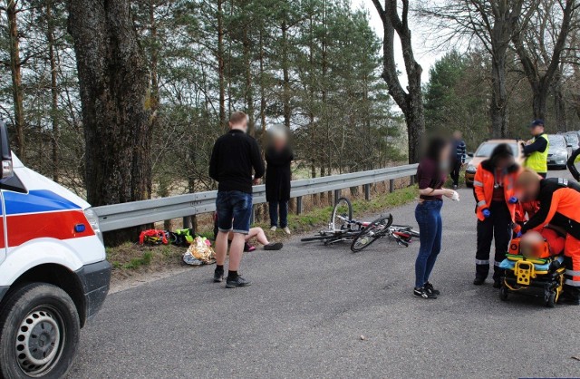 W niedzielę przed południem oficer dyżurny otrzymał informację o zdarzeniu drogowym. Na trasie Pozezdrze – Wyłudy, gdzie 55-letnia kobieta straciła panowanie nad swoim rowerem i przewróciła się, na nią najechała jej koleżanka.