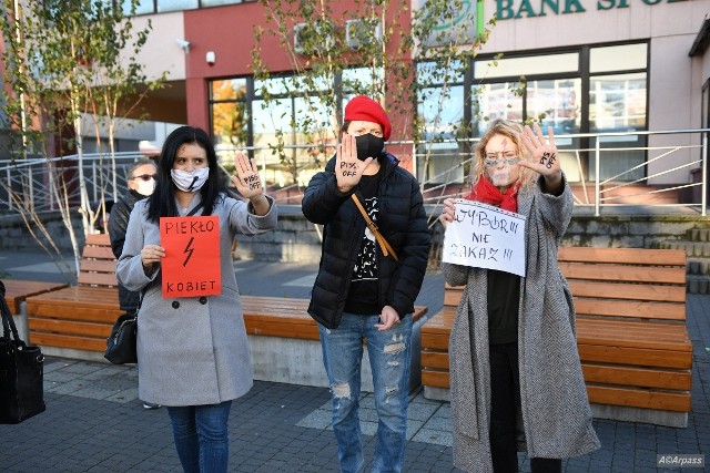 W Pionkach na placu Konstytucji zebrała się kilkudziesięciu osobowa grupa mężczyzn i kobiet. Protestowali przeciw decyzji Trybunału Konstytucyjnego, który orzekł, że dopuszczalność przerwania ciąży w przypadku ciężkiego upośledzenia lub choroby płodu jest niezgodna z Konstytucją. Uczestnicy przygotowali różne transparenty. >