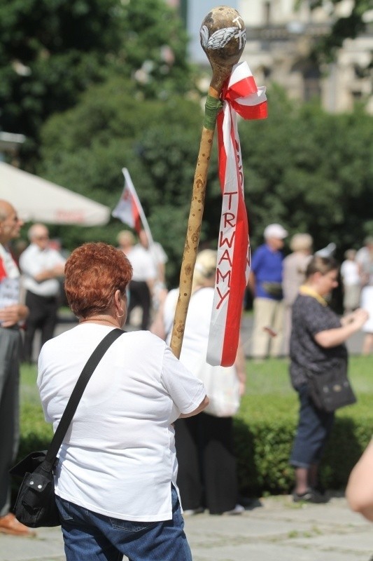 Wrocław: Około tysiąca osób przeszło w marszu w obronie TV Trwam (ZDJĘCIA)