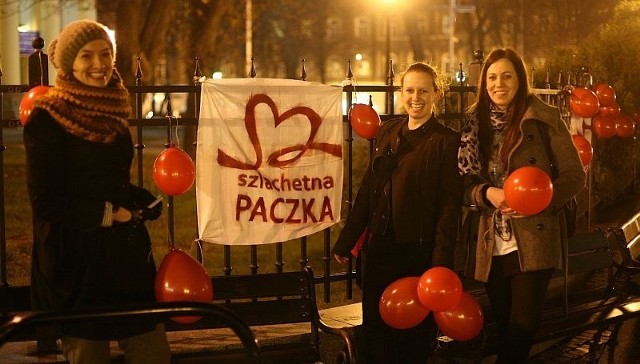- Zachęcamy do udziału w "Szlachetnej Paczce&#8221; &#8211; mówią radomskie wolontariuszki (od lewej): Małgorzata Kacprzak, Roksana Łojek i Kamila Grzyb.