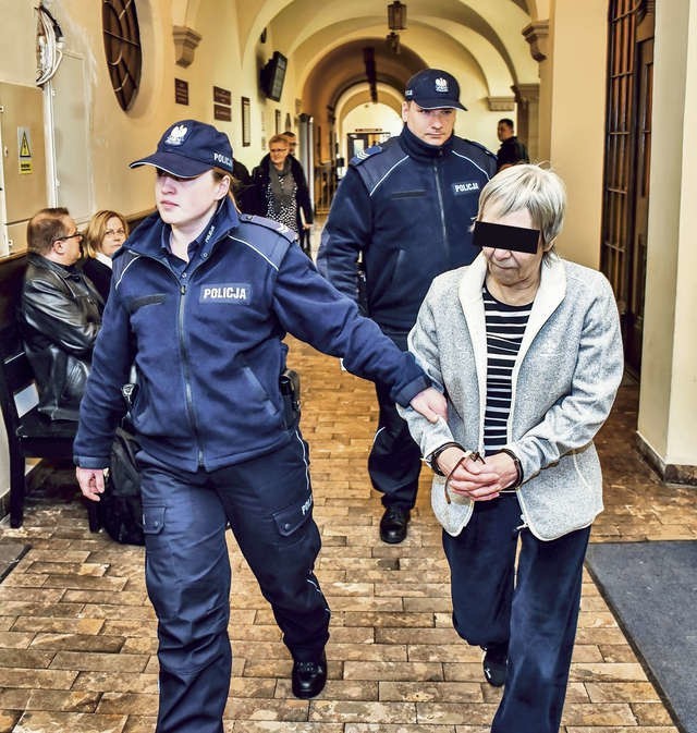 Oskarżona, 60-letnia Grażyna S., w drodze na salę rozpraw